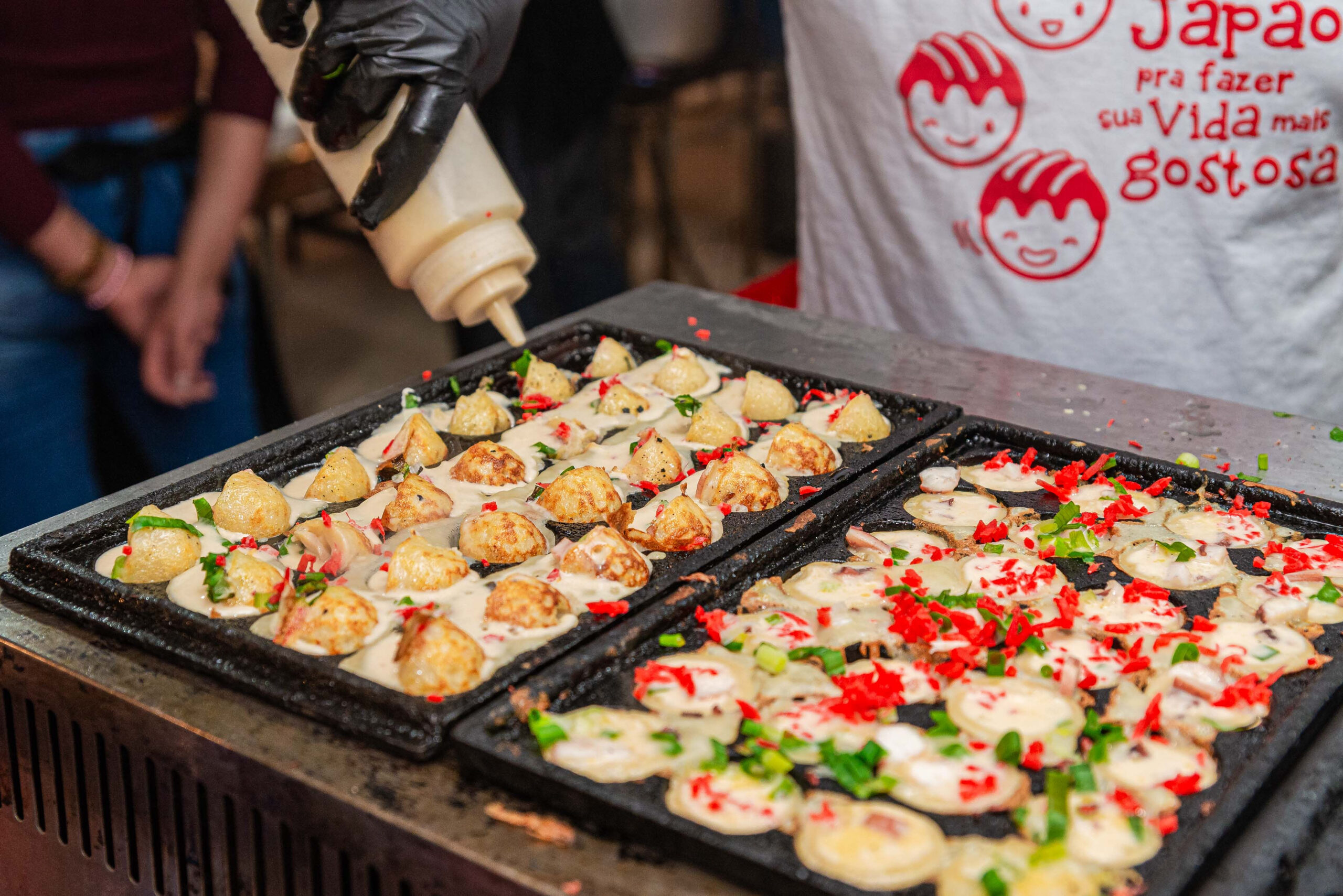 A gastronomia é uma das formas mais saborosas de conhecer uma cultura. No Bunka Matsuri, os visitantes podem embarcar em uma verdadeira viagem pelos sabores do Japão, explorando pratos típicos de festivais japoneses deliciosos. Uma experiência que une tradição, história e muito sabor.