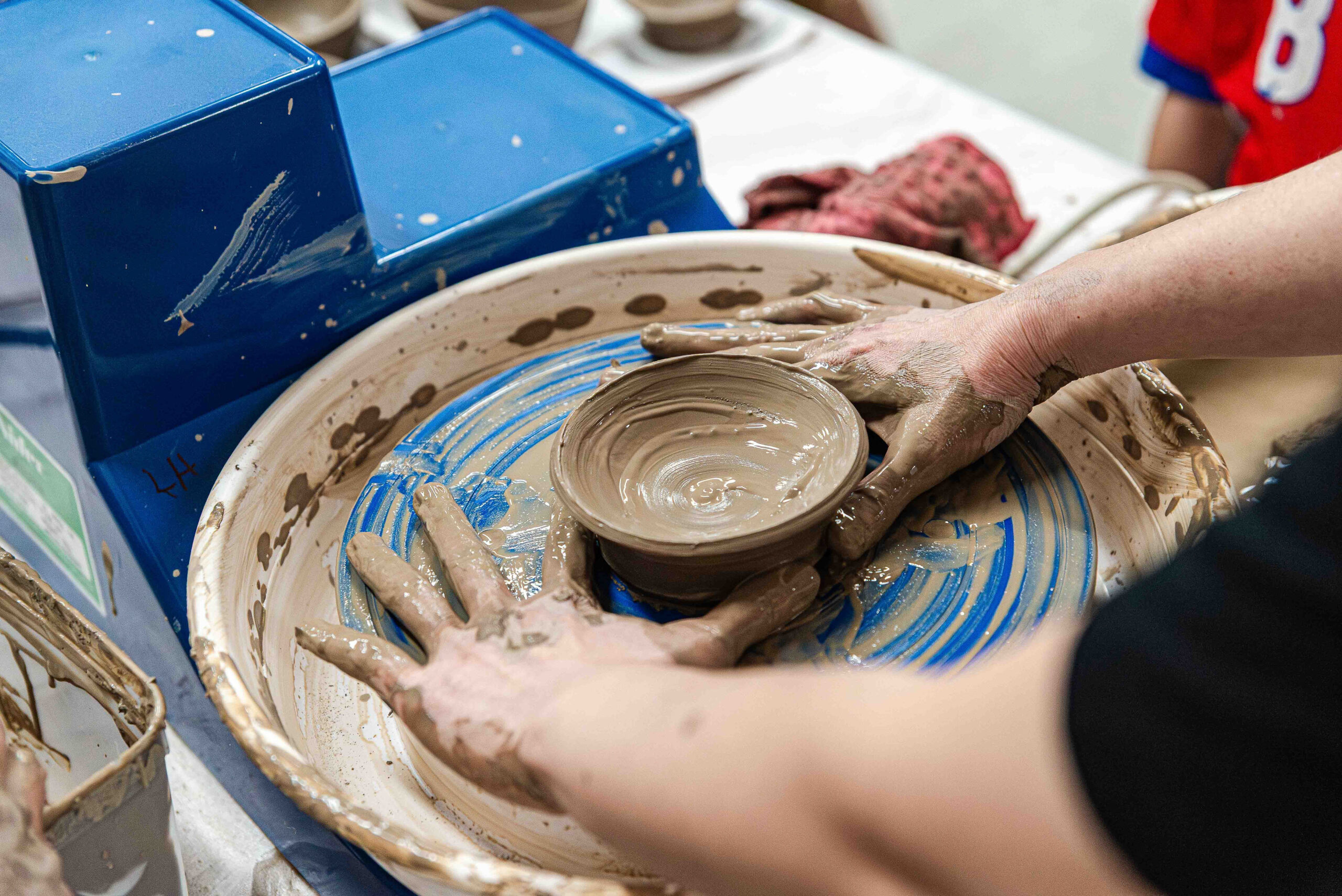 Aprender fazendo é uma das melhores maneiras de se conectar com uma cultura. No Espaço de Workshops, os visitantes têm a oportunidade de participar de atividades práticas, descobrir técnicas tradicionais e vivenciar diferentes expressões da cultura japonesa por meio de experiências interativas para todas as idades
